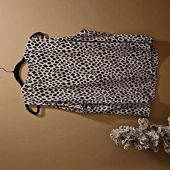 Sleeveless Black and White Top - Picture 3 of 3